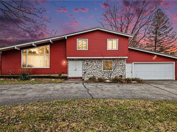 7 Wood Acre Dr, Pittsford, NY 14534