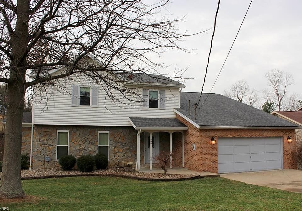 Attractive Updated 2-Story in family neighborhood, Somervilla, minutes from town and close to Blennerhassett School.