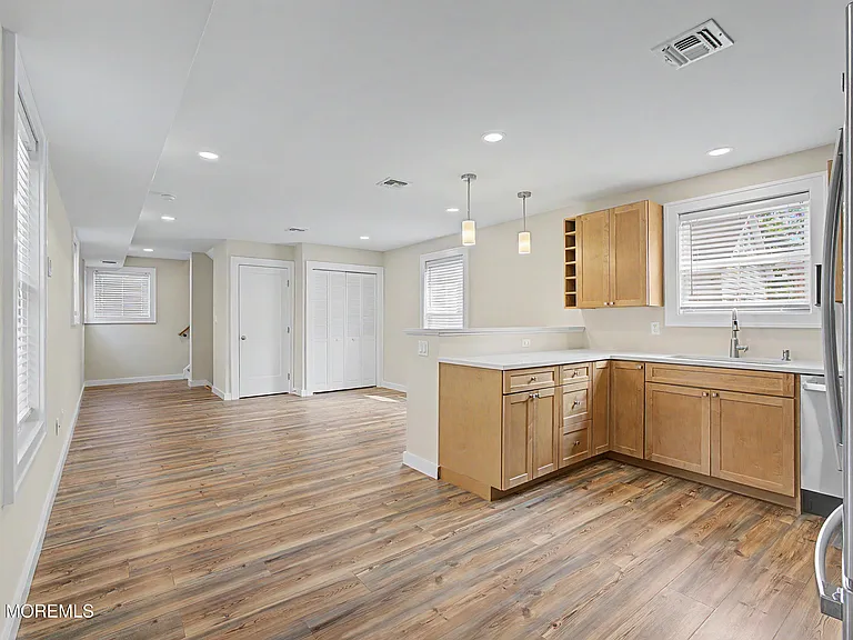 152 Center Ave — Photo 2