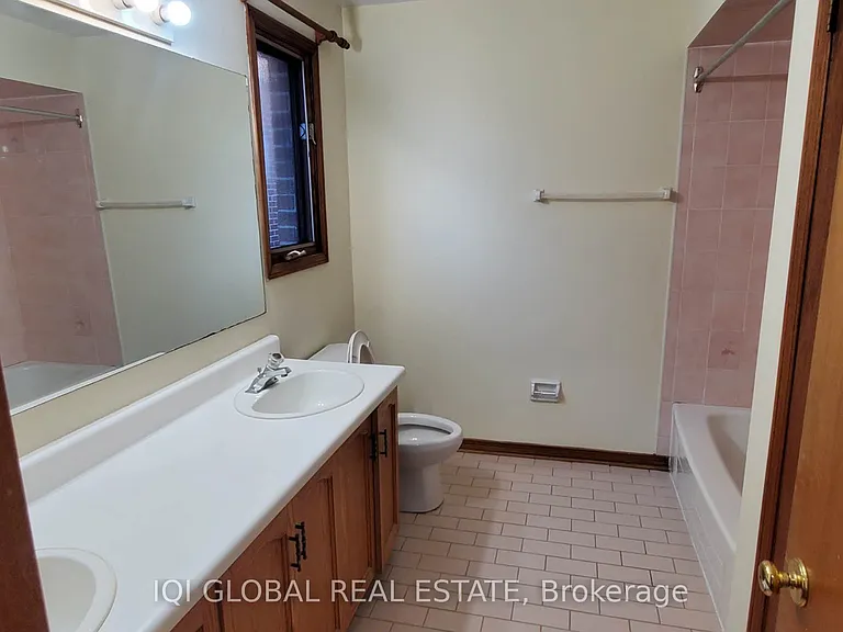 167 Surbray Grv — Photo 8