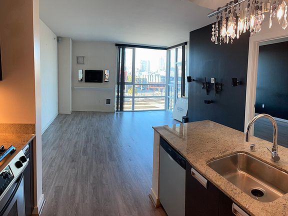 4th image of 300 Berry St Unit 615