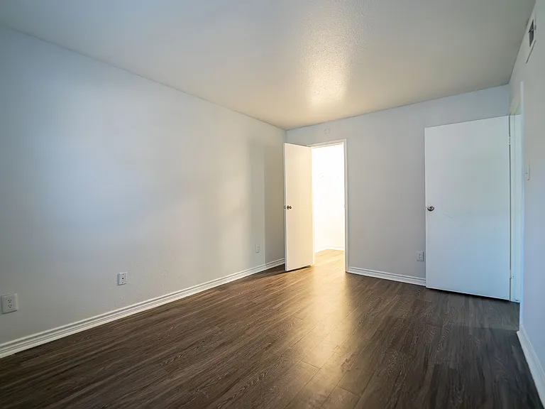 Chesapeake Apartments — Photo 32