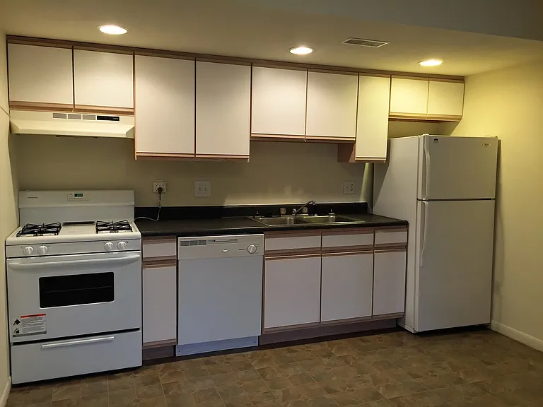 Barney's Place Apartments — Photo 34