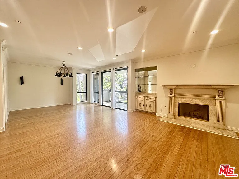 324 N Palm Dr #206 — Photo 3