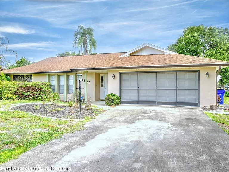 1602 Carrington Ave — Photo 3