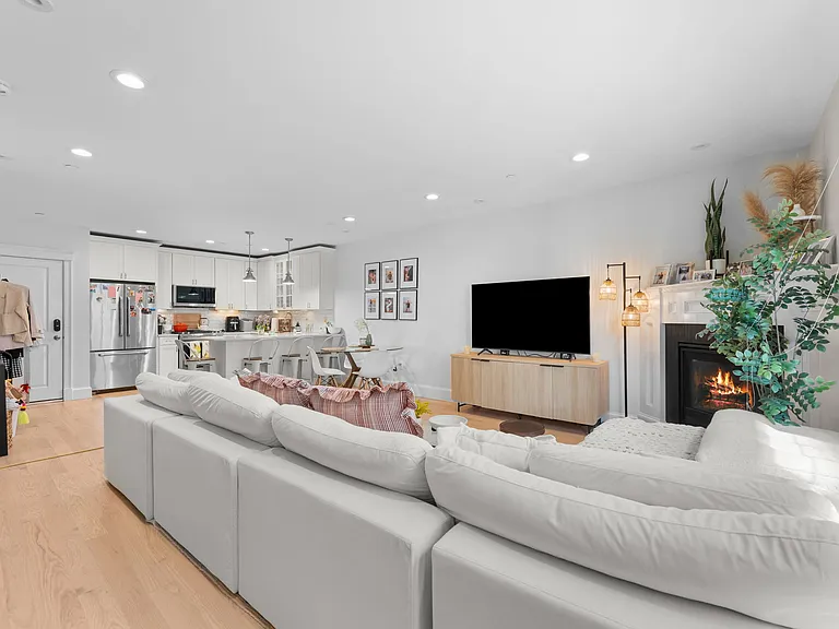 199 W 8th St #5 — Photo 3