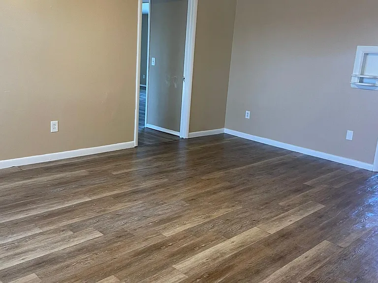 4200 E Interstate Highway 35 Frontage Rd — Photo 3
