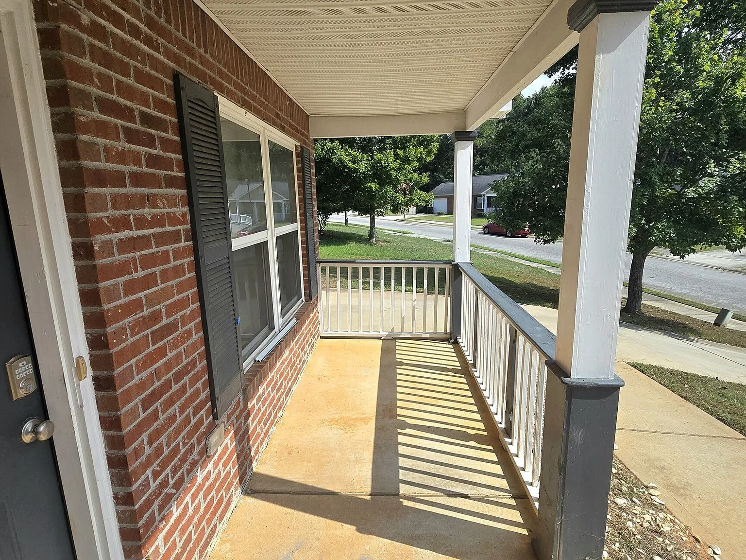 3 bed, 2.0 bath, 1377 sqft, $2,000 — Photo 2