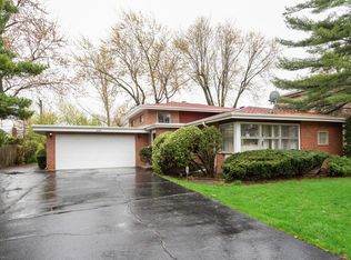 2325 Greenfield Dr, Glenview, IL