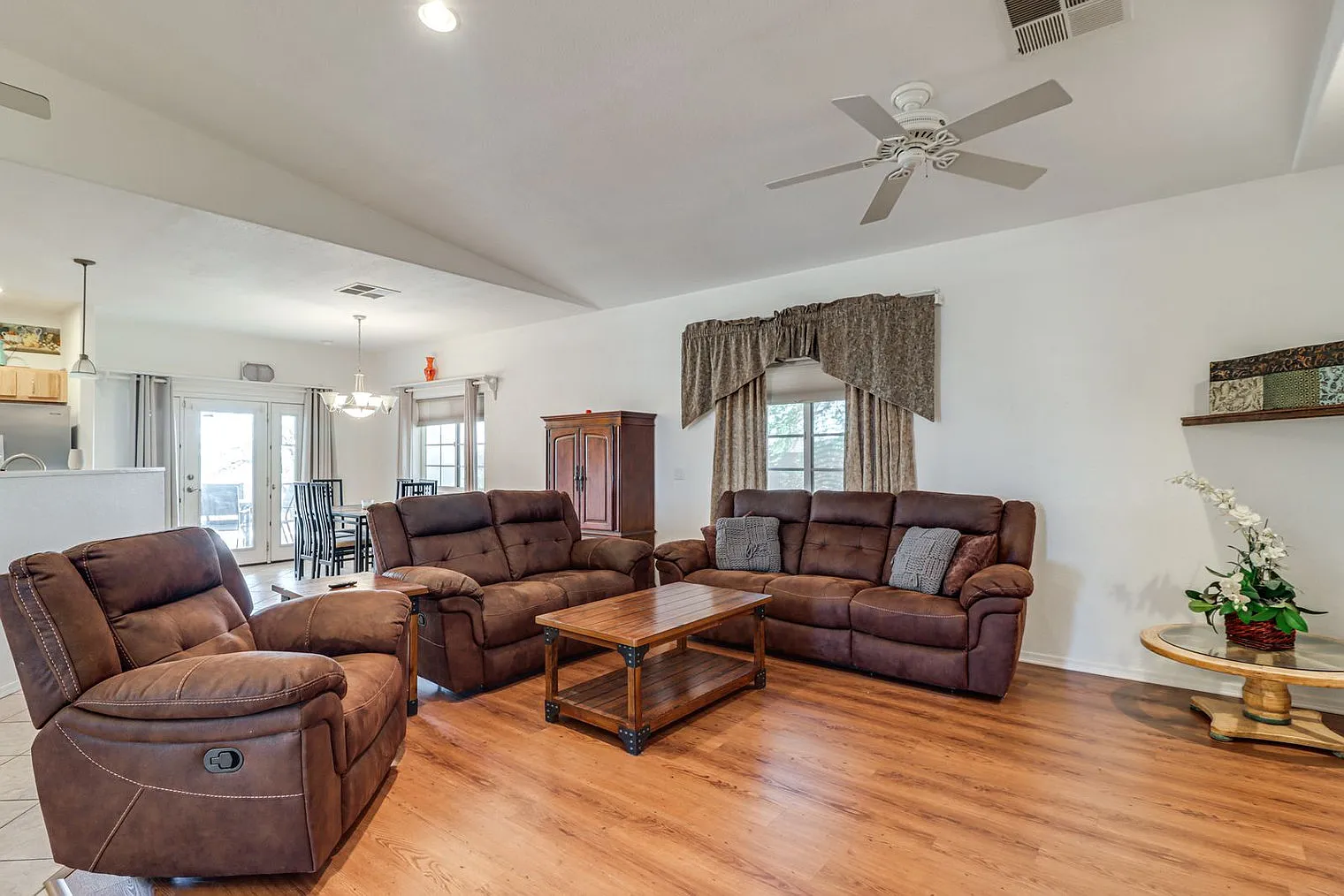 3 bed, 2.0 bath, 1991 sqft, $3,090 — Photo 2