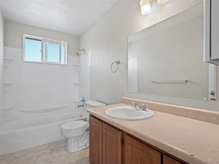 455 S Oak St — Photo 12