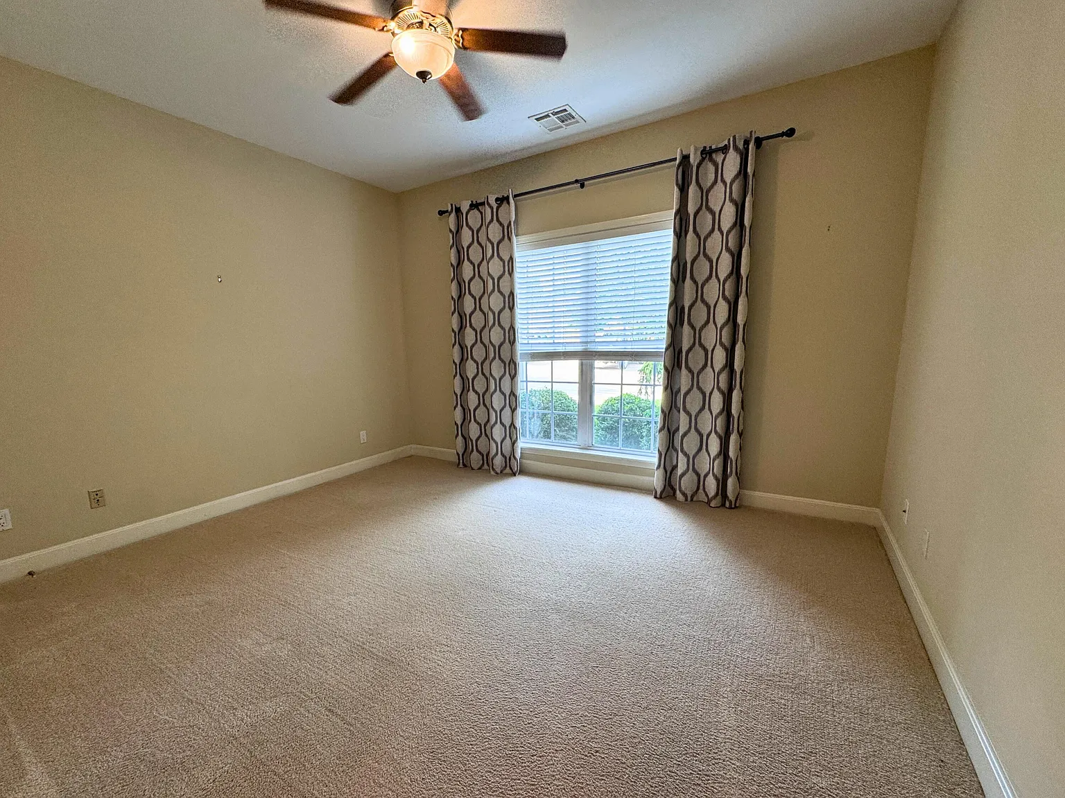 4 bed, 3.0 bath, 2552 sqft, $2,800 — Photo 4