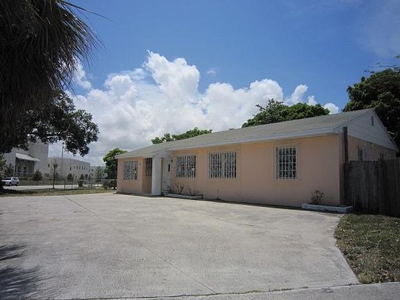 3rd image of 901 Forest Hill Blvd