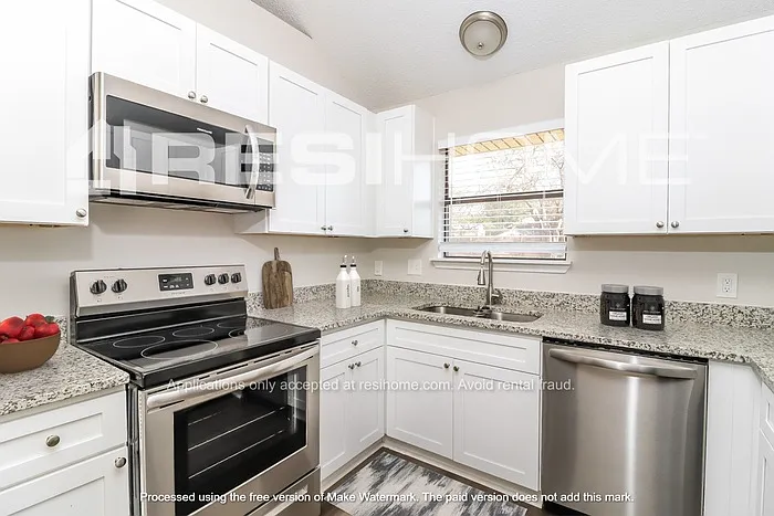 4404 Lakeview Dr — Photo 3