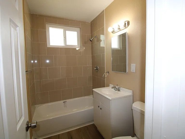 Las Palmas Apartments — Photo 18