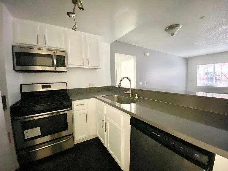 256 S Rampart Blvd — Photo 13