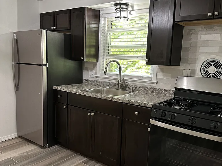 929 Warren St #2 — Photo 6