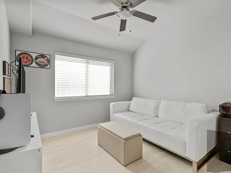 817 Cloverwood Dr — Photo 16