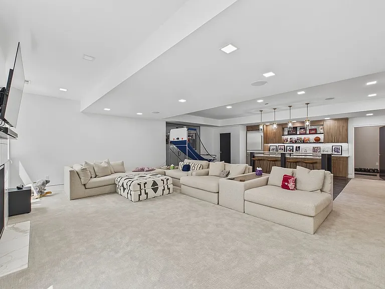 155 N Southmoor Dr — Photo 35
