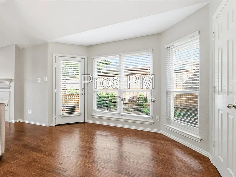 2921 Meadow Glen Dr — Photo 10