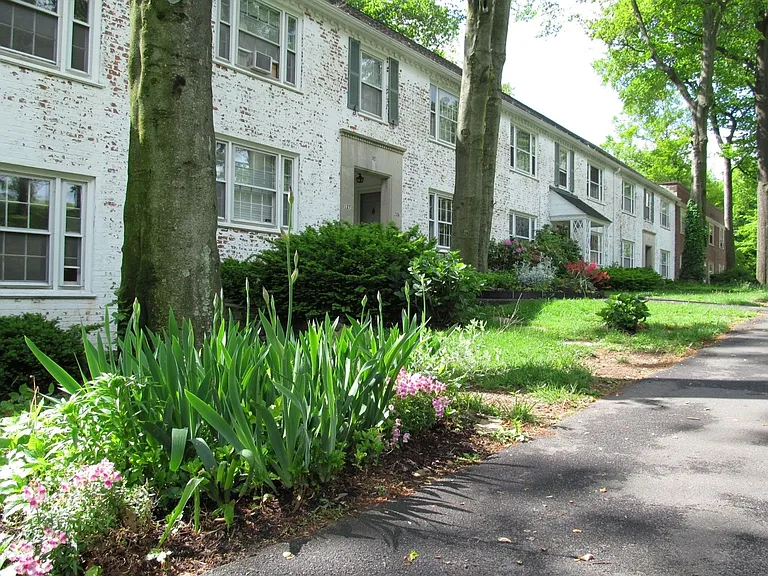 Jericho Manor Apartments — Photo 10