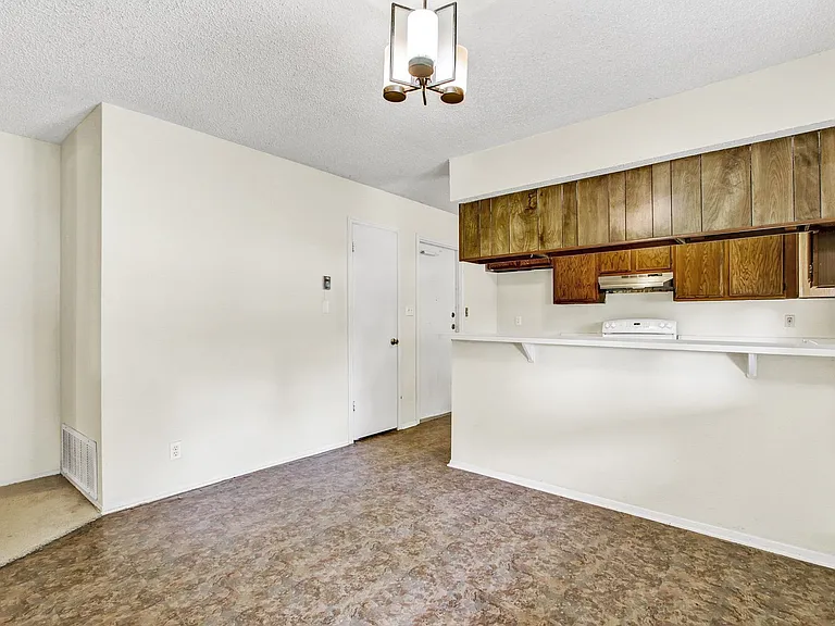 302 Gateway St — Photo 8
