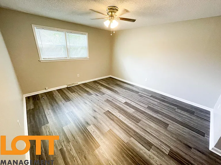 406 S Texas Ave — Photo 13
