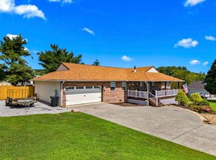 1614 Sams Dr, Dandridge, TN 37725