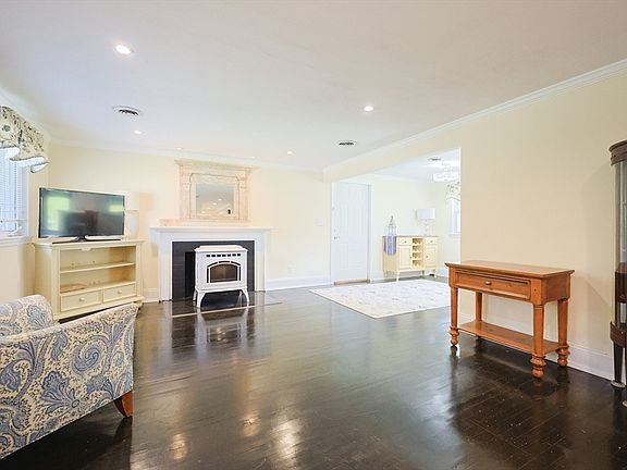 3rd image of 85 Woodland Dr