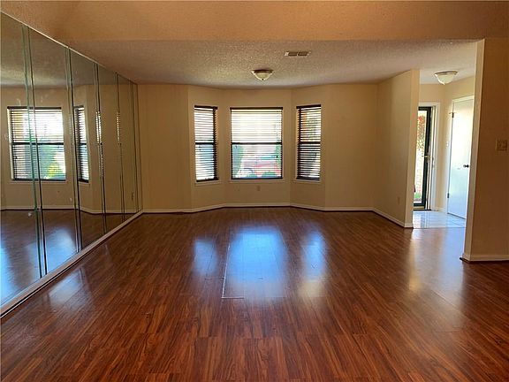 4th image of 4650 Royal Crest Dr