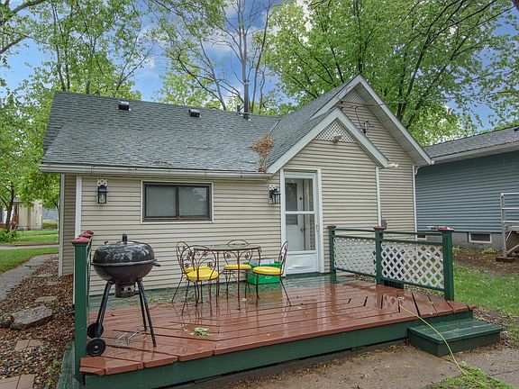 4th image of 404 4th Ave NE