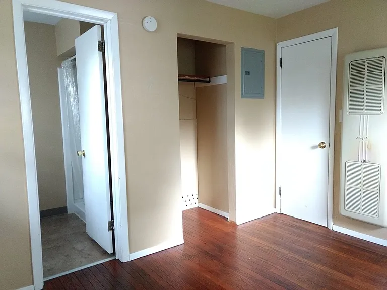 302 W Locust St — Photo 2