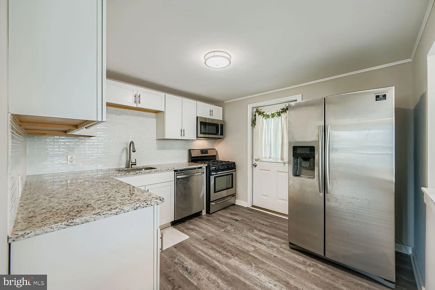 3 bed, 1.5 bath, 1884 sqft, $2,800 — Photo 2
