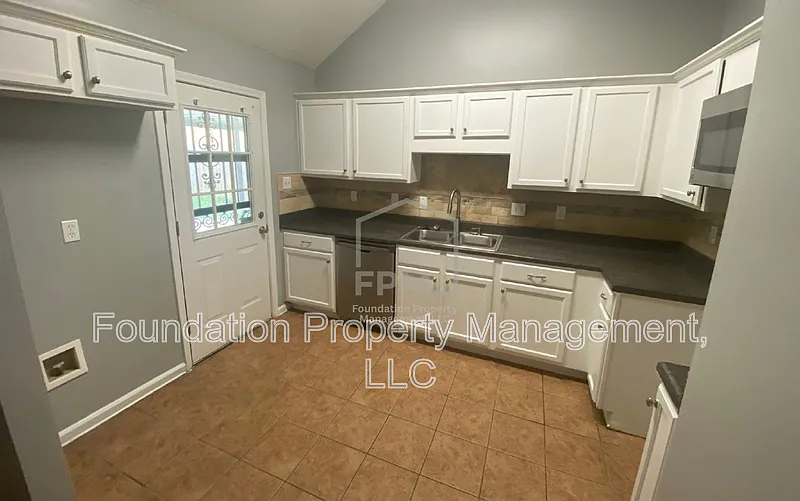 4 bed, 2.5 bath, 1670 sqft, $1,600 — Photo 4