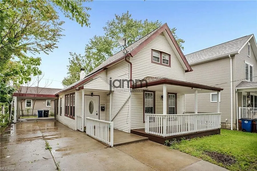 Beautiful 4-bedroom Single Family Home near Gordon Square! — Photo 2