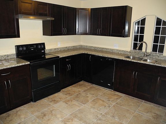 GORGEOUS KITCHEN W/GRANITE