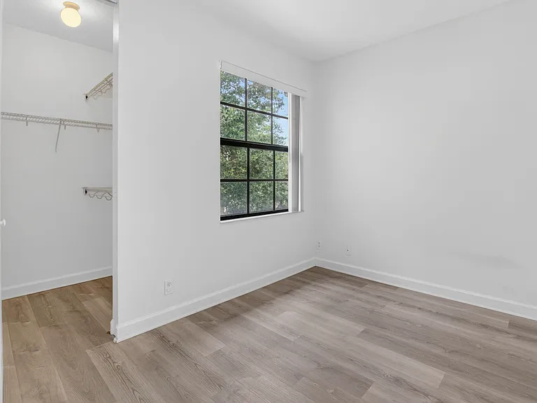 114 E Astor Cir — Photo 5