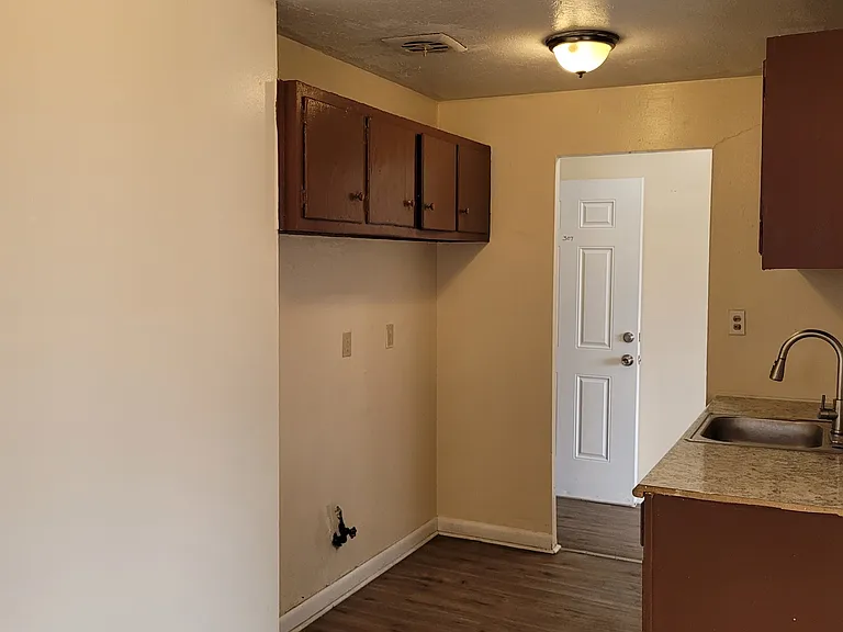 14815 Euclid Ave — Photo 12