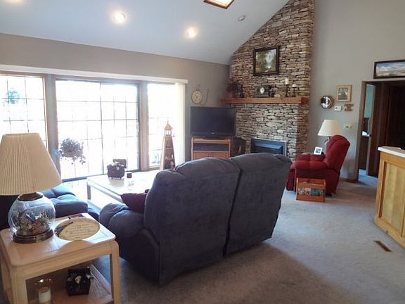 3rd image of 28 Redbud Ln