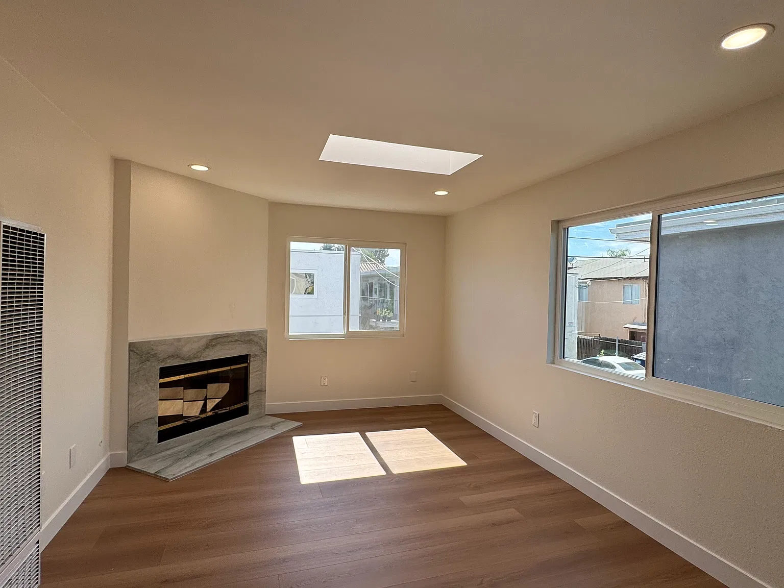 3 bed, 950 sqft, $3,245 — Photo 1