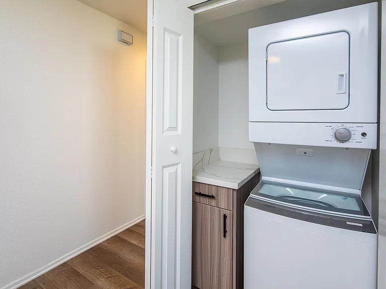 Gorgeous huge units in premier location! ASK ABOUT OUR MOVE-IN SPECIALS!! — Photo 16