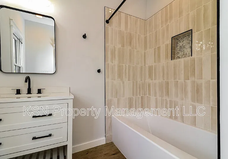 1025 W 38th St — Photo 8