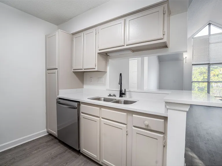 1107 W McGee St — Photo 44