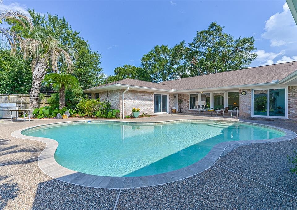 Welcome Home to lovely 5626 Jason Street in much sought after Meyerland.