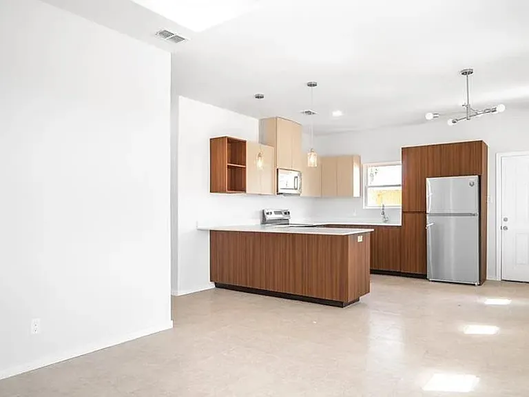 504 N Emerald Ave #1 — Photo 3
