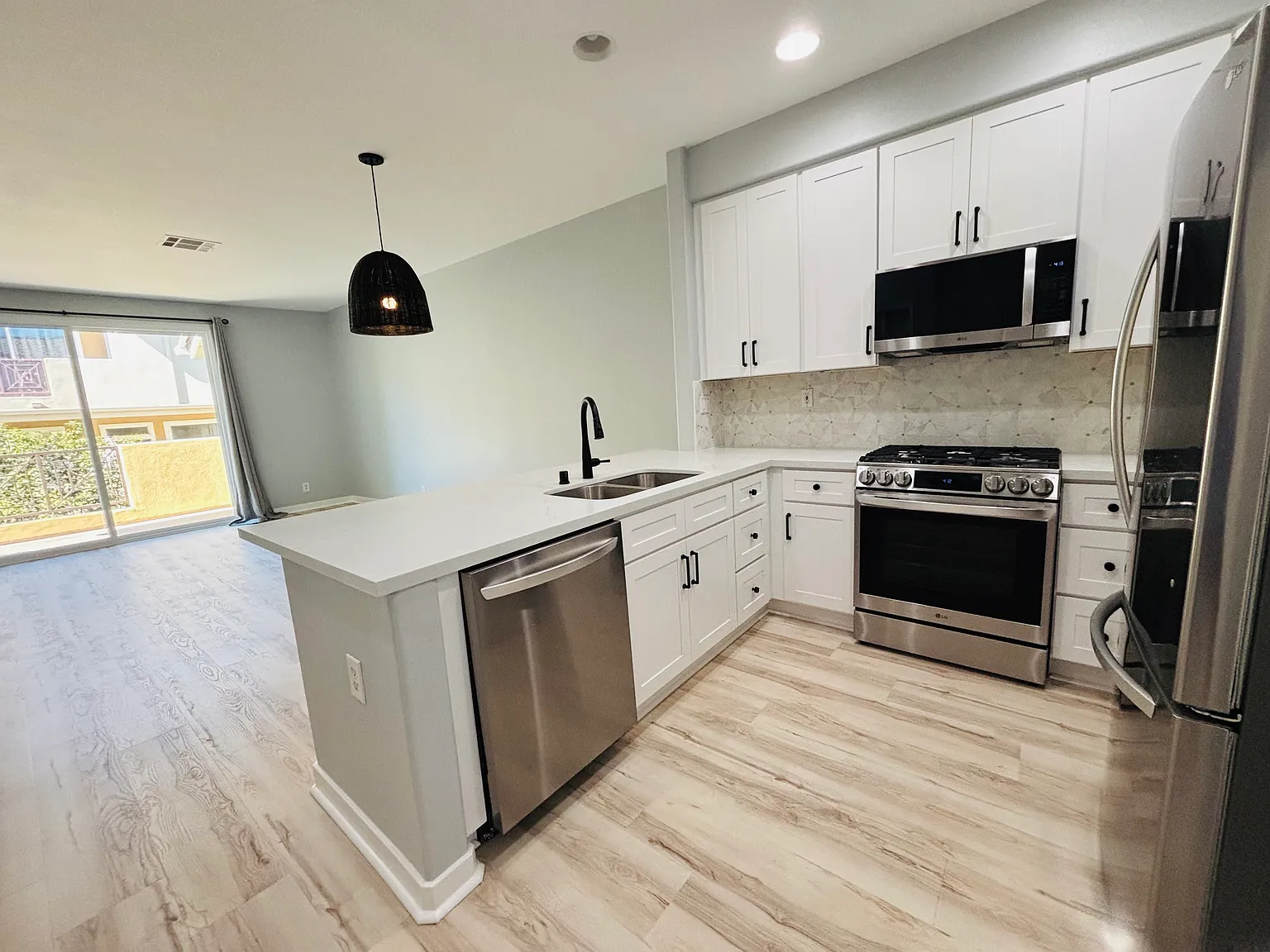 2 bed, 1003 sqft, $3,200 — Photo 4