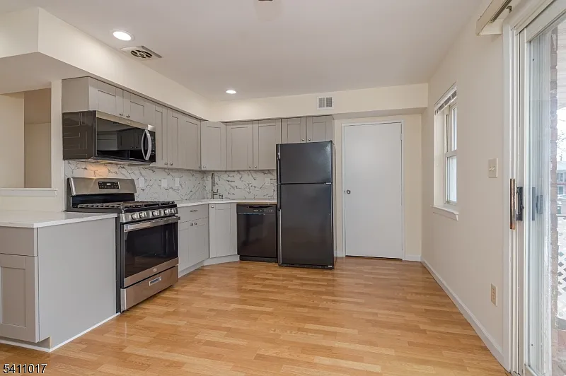 Building Photo - 161 Evergreen Rd #12B