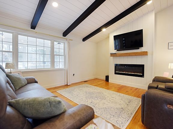 3rd image of 17 Ellen Dr