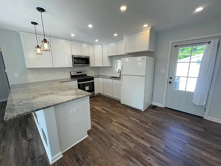70 Walnut Ct — Photo 2