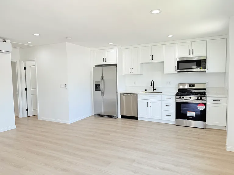 5659 Woodman Ave — Photo 3